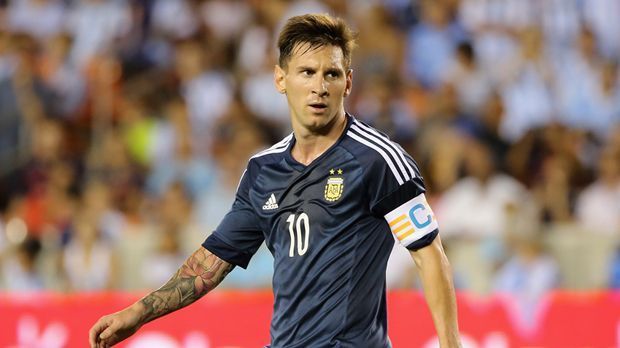 
                <strong>Lionel Messi (Argentinien)</strong><br>
                Lionel Messi (Argentinien): Keine Frage, an ihm kommt keiner vorbei: Lionel Messi, fünfmaliger Weltfußballer des Jahres. Der Dribbelkünstler gilt als bester Spieler unserer Zeit, hat aber einen Makel: Mit Argentinien hat er noch keinen große Titel gewonnen. "La Pulga" steht bei 108 Einsätzen und 50 Toren für die "Gauchos".
              