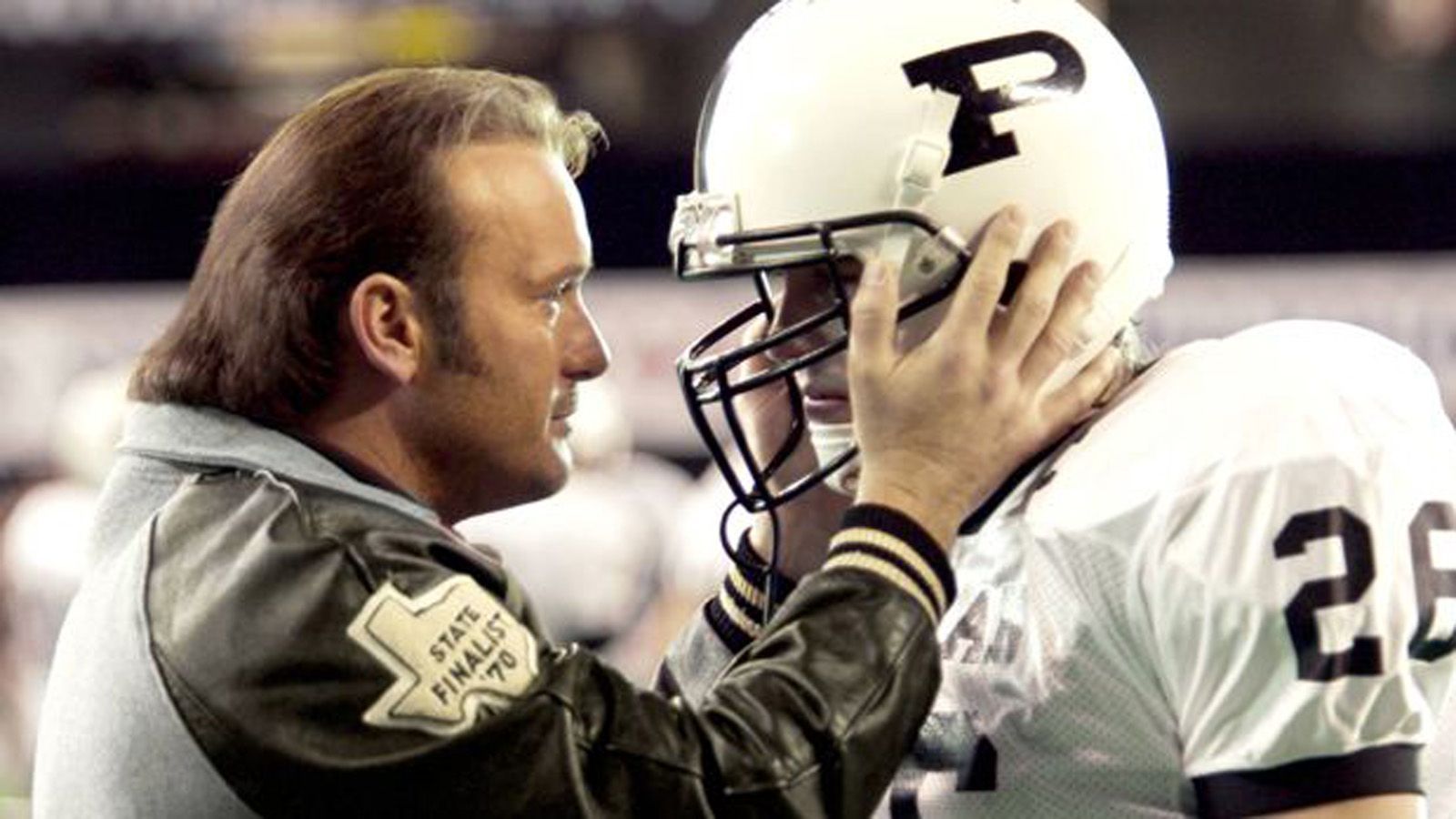 <strong>Friday Night Lights (2004)</strong><br>
                1988 in Texas. Das Highschool-Team der Permian Panthers steht enorm unter Druck. Die ganze Region fordert den Sieg der "Texas State Championship". Zwar spielt in Quarterback James Miles der perfekte Footballer bei den Panthers, doch müssen alle schnell erkennen, dass ein Star noch kein großes Team ausmacht. Übrigens gibt es auch eine gleichnamige Serie.