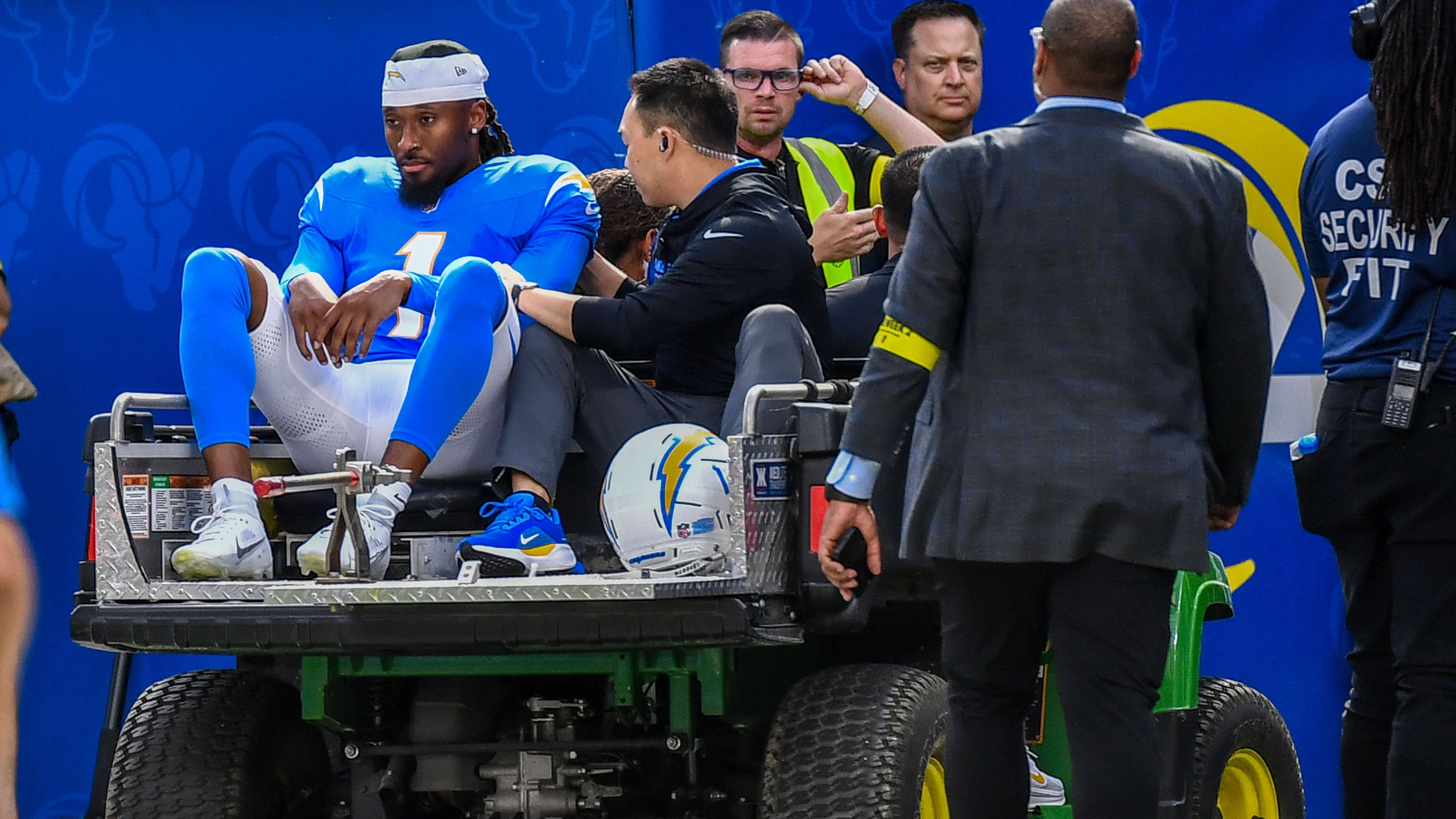 <em><strong>Quentin Johnston (Los Angeles Chargers)</strong><br>Chargers-Receiver Quentin Johnston hat sich im Preseaon-Spiel gegen die L.A. Rams eine Gehirnerschütterung zugezogen. Bereits im dritten Play der Partie schlug der Sportler nach einem harten Hit mit dem Kopf auf dem Boden auf, wurde vom Feld gefahren und vorsorglich in eine Klinik gebracht. Cheftrainer Jim Harbaugh erklärte, Johnston könne sprechen, sich bewegen und an den Spielzug erinnern.</em>
