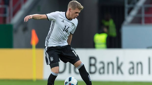 
                <strong>Matthias Ginter</strong><br>
                Matthias Ginter: U21? Ja, der Dortmunder kann tatsächlich noch für den deutschen Nachwuchs auflaufen. Sein Debüt für Löw gab er bereits vor zweieinhalb Jahren, dazu ist Ginter immerhin Weltmeister, wenn auch ohne Einsatz in Brasilien. Der 22-Jährige zuletzt im März bei der Nationalmannschaft, seine Stärke ist vor allem seine Vielseitigkeit. Auf seinen Positionen in der Defensive haben aktuell aber andere die Nase vorne.
              