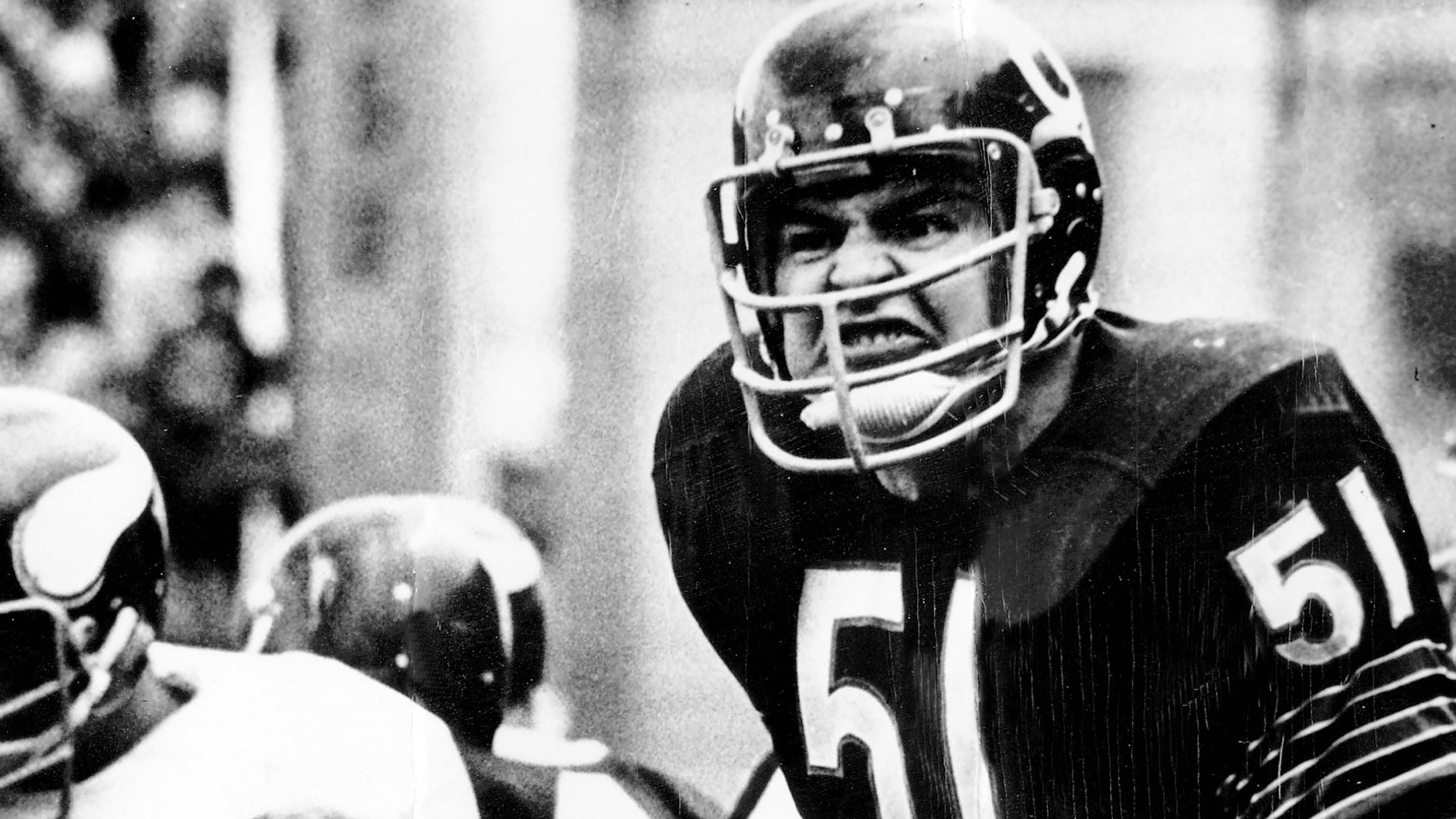 <strong>Rang 1: Dick Butkus (Linebacker - Bears)</strong><br>Wer hätte sonst die Nummer 1 sein sollen? Die Bears-Legende setzte Maßstäbe in Sachen Körperlichkeit und tat dies in einer unerbittlichen Intensität. Er rannte durch Ballträger hindurch und beendete Tackles damit, dass er Gegner auf den Boden warf. Ein Beweis für seine Bedeutung: Er wurde 1969 NFL Defensive Player of the Year, obwohl sein Team in der Saison nur ein Spiel gewann.