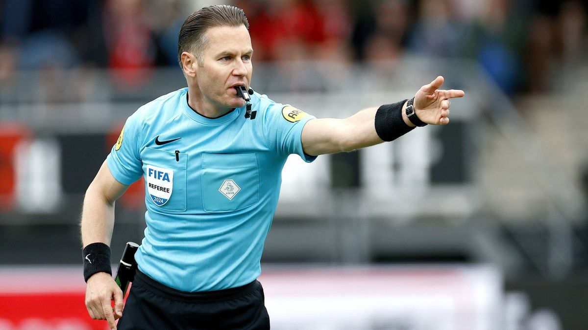 ROTTERDAM - Referee Danny Makkelie during the play-offs promotion relegation final match between sbv Excelsior Rotterdam and NAC Breda at the Van Donge & De Roo stadium on June 2, 2024 in Rotterdam...