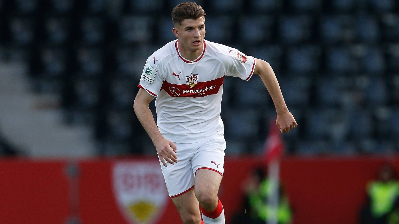 
                <strong>Antonis Aidonis (VfB Stuttgart)</strong><br>
                Der 18-jährige Defensivspieler wechselte erst im Sommer 2018 von dem Nachwuchs der TSG Hoffenheim nach Stuttgart und gilt als ein Ausnahmetalent. Der Deutsch-Grieche durchlief von der U15 bis aktuell zur U18 alle deutschen Nachwuchs-Nationalmannschaften. Er hatte bereits zwei Einsätze bei den Profis in der Bundesliga, stand am 16. Spieltag gegen den VfL Wolfsburg sogar in der Startelf. In der 2. Bundesliga dürfte er noch mehr Einsatzchancen bekommen. Sein Vorteil: Er ist als Innenverteidiger, Rechtsverteidiger oder defensiver Mittelfeldspieler flexibel einsetzbar.
              