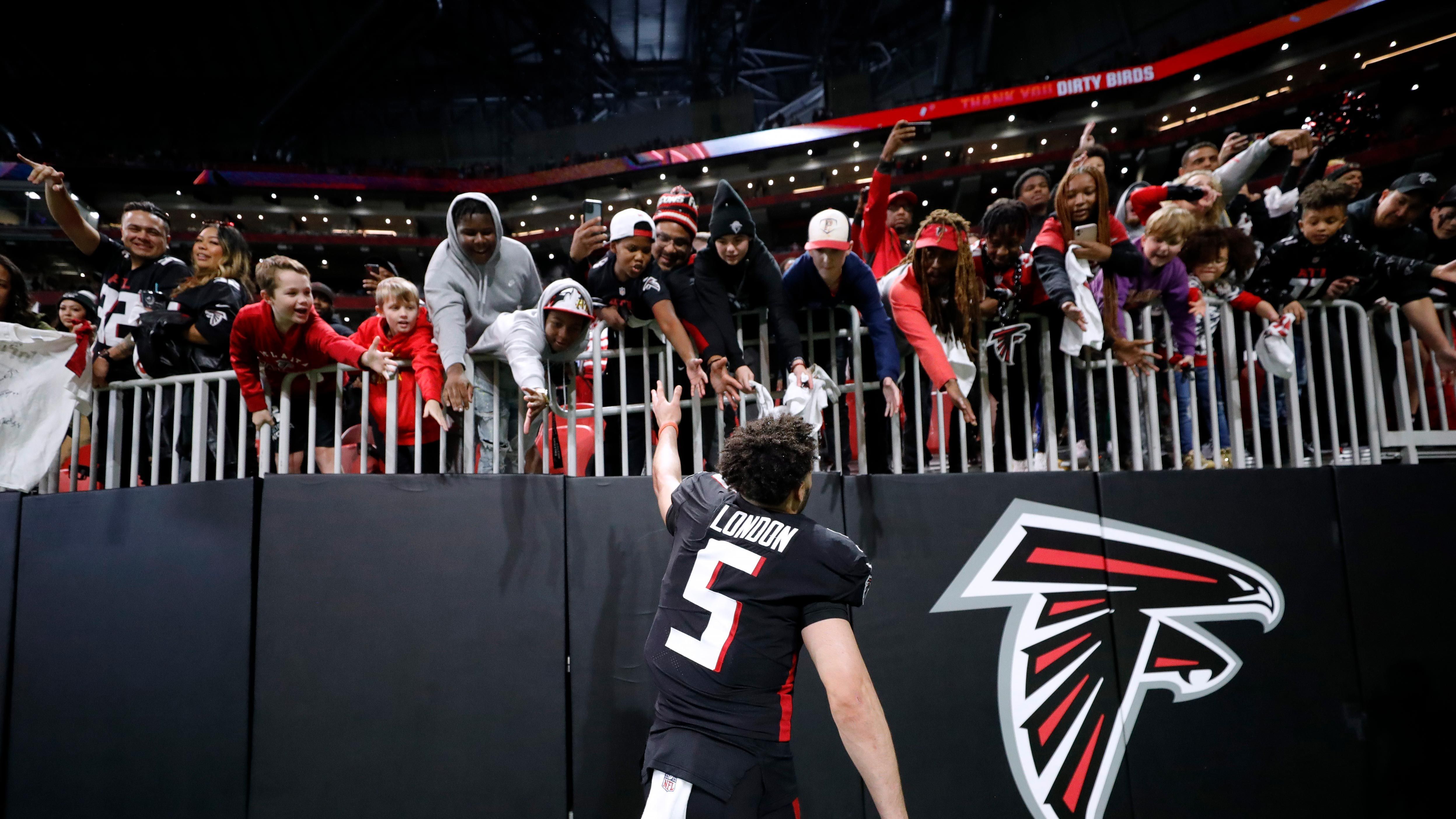 
                <strong>Platz 13: Atlanta Falcons (Mercedes Benz Stadium)</strong><br>
                &#x2022; <strong>Zuschauerschnitt bei Heimspielen</strong>: 69.583<br>&#x2022; <strong>Totale Zuschauerzahl</strong>: 626.284<br>&#x2022; <strong>Prozentuale Auslastung</strong>: 92,8 Prozent<br>&#x2022; <strong>Heimspiele (Saison 2022)</strong>: 9<br>
              