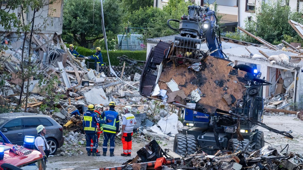 In Bayern ist der Polizei zufolge nach einer Explosion ein Reiheneckhaus eingestürzt. Rettungskräfte arbeiten an der Unglücksstelle. 