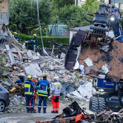 In Bayern ist der Polizei zufolge nach einer Explosion ein Reiheneckhaus eingestürzt. Rettungskräfte arbeiten an der Unglücksstelle. 