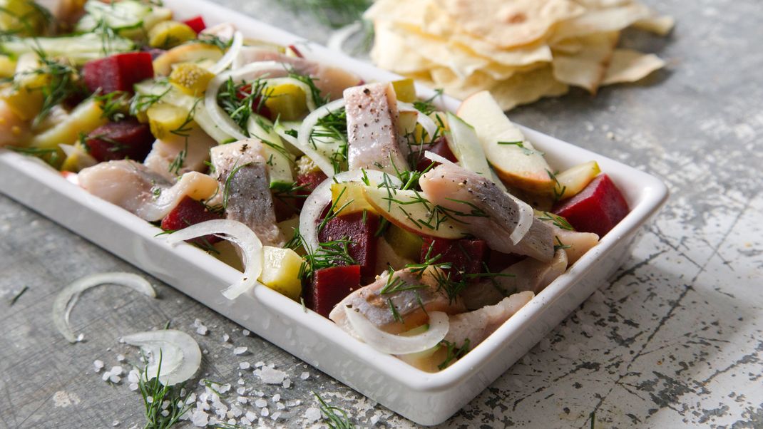 Ob als leichte Hauptspeise mit Pellkartoffeln oder als Beilage zu frischem Brot: Matjes-Salat schmeckt immer.