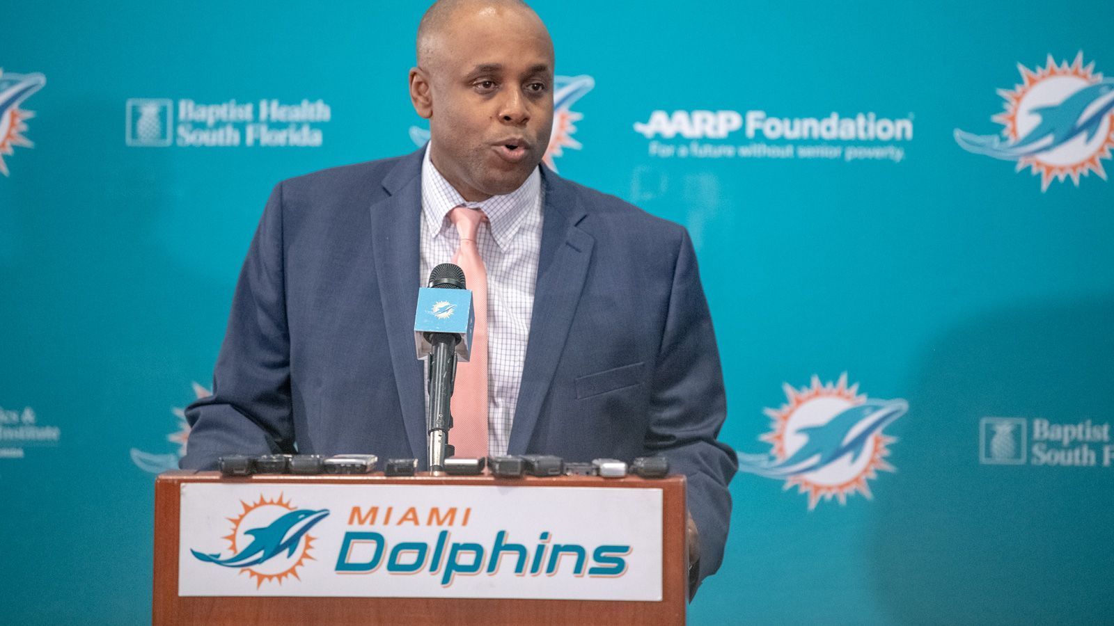 
                <strong>Glänzende Aussichten für die nächsten Drafts</strong><br>
                Beginnend mit dem Tunsil-Monster-Trade haben die Dolphins also eine Reihe von Geschäften gemacht, die die Franchise aus Florida in den kommenden Drafts in eine hervorragende Position bringt. Die Dolphins haben in diesem Jahr im Draft zwei Erstrunden- und zwei Zweitrundenpicks, zwei Drittrundenpicks in 2022 und zwei Erstrundenpicks in 2023. Sollten Head Coach Brian Flores und General Manager Chris Grier (Foto) diese effektiv zu nutzen wissen, wird die Formkurve der Dolphins auch in den nächsten Jahren deutlich nach oben zeigen.
              