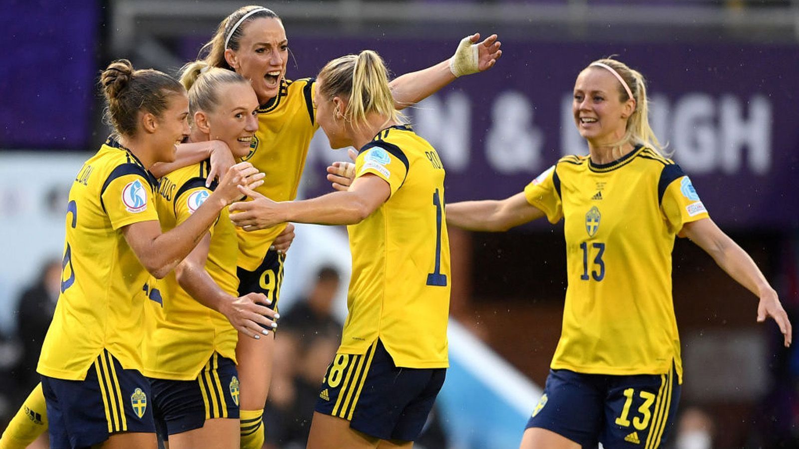 
                <strong>Schweden</strong><br>
                Schweden ist ein Turnierteam, wurde einmal Vizeweltmeister (2003) und belegte dreimal den 3. Platz. Die Top-Torjägerin Fridolina Rolfö befindet sich nach überstandener Verletzung in guter Form und schoss im Champions-League-Finale für den FC Barcelona das entscheidende Tor gegen ihren Ex-Verein VfL Wolfsburg. Die Spielmacherin Kosovare Asllani reist verletzungsbedingt mit nur wenig Spielpraxis an, ist aber als Persönlichkeit unverzichtbar. Sie legte sich sogar öffentlich mit der schwedischen Fußball-Ikone Zlatan Ibrahimovic an, weil dieser die WM in Katar gelobt hatte. ran-Prognose: Schweden hat im Vergleich zu den letzten Jahren abgebaut, ist aber als Team nach wie vor stark. Das Halbfinale ist wieder möglich.  
              