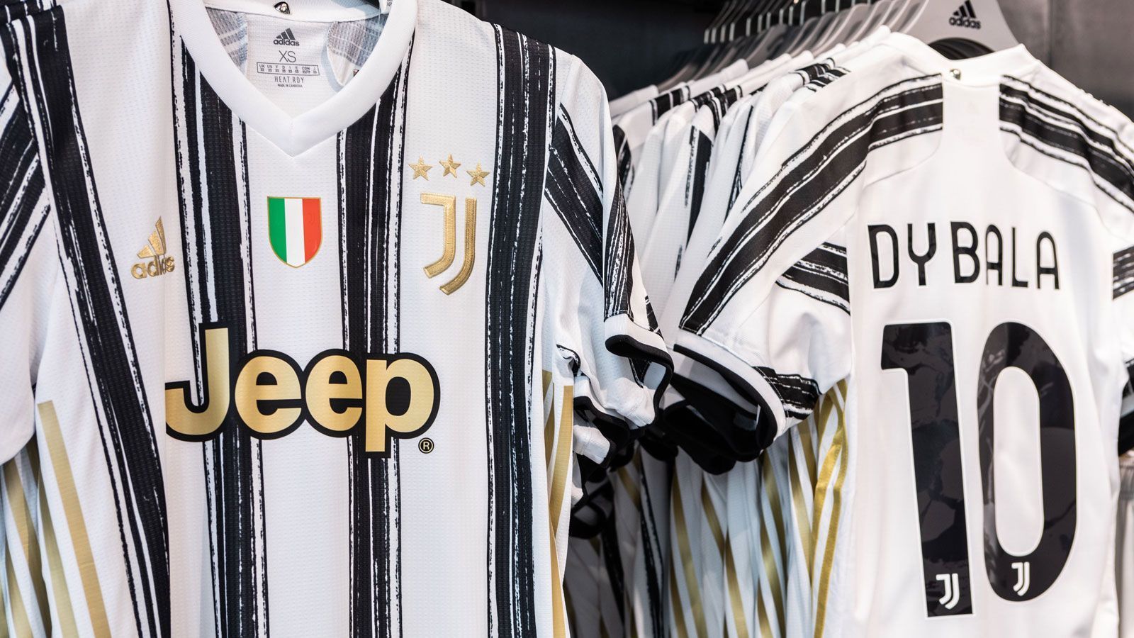 
                <strong>Juventus Turin (Heimtrikot)</strong><br>
                Die "Alte Dame" kehrt mit ihrem neuen Heimtrikot zurück zu den Wurzeln. Während die Spielkleidung der vergangenen Saison noch in eine weiße und eine schwarze Fläche geteilt war, werden Cristiano Ronaldo und Co. zur kommenden Saison im traditionellen Streifenmuster antreten. Nach dem Gewinn der neunten italienischen Meisterschaft in Folge sind Wappen und Sponsor in Gold gehalten und stechen so besonders hervor.
              