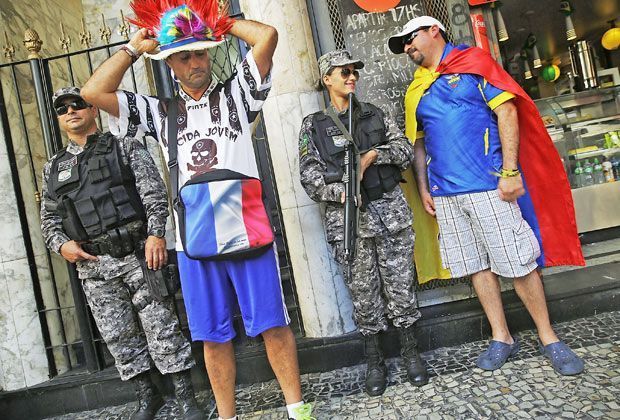 
                <strong>Verrückt, sexy, skurril: Fans in Brasilien</strong><br>
                Auch die schwerbewaffnete Polizei von Rio de Janeiro ist zu Späßen aufgelegt und sorgt für gute Stimmung bei den Fans - besonders die gutaussehende Dame in Uniform hat es dem Ecuador-Anhänger angetan.
              