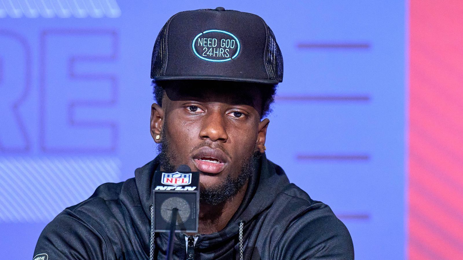 
                <strong>27. Pick: Tampa Bay Buccaneers - Kaiir Elam, CB, Florida</strong><br>
                Die Tampa Bay Buccaneers können in der Defense auf einigen Positionen Verstärkung gebrauchen - Cornerback gehört auch dazu. Kaiir Elam war drei Jahre Starter in Florida, muss zwar noch etwas an seinem Timing arbeiten, glänzt aber mit starker Coverage und gilt als physischer Spieler. Vergleiche mit Tampa Bays Carlton Davis liegen nahe.
              