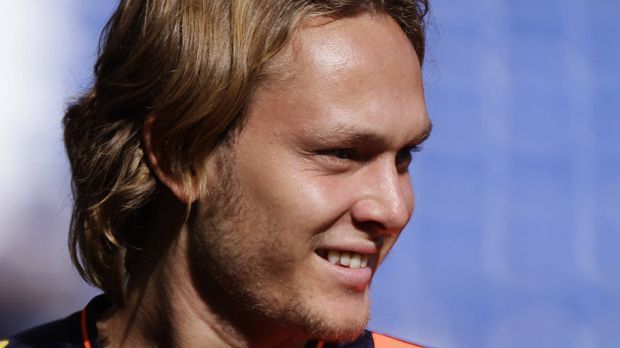 
                <strong>Alen Halilovic</strong><br>
                Als der Kroate 2014 für fünf Millionen Euro zum FC Barcelona wechselte, war es im Grunde nur eine Frage der Zeit, wann der damals 18-Jährige durchstartet. Nun, man wartet heute noch. Beim HSV hatte man ein halbes Jahr, sechs Spiele beziehungsweise 137 Minuten lang Geduld, ehe der Mittelfeldmann im Winter auf Leihbasis zu UD Las Palmas ging. Auch dort konnte sich Halilovic, dem der Ruf einer Diva anhaftet, bislang nicht durchsetzen. Ein Jahr Zeit hat er dafür, noch so lange läuft die Leihe.
              