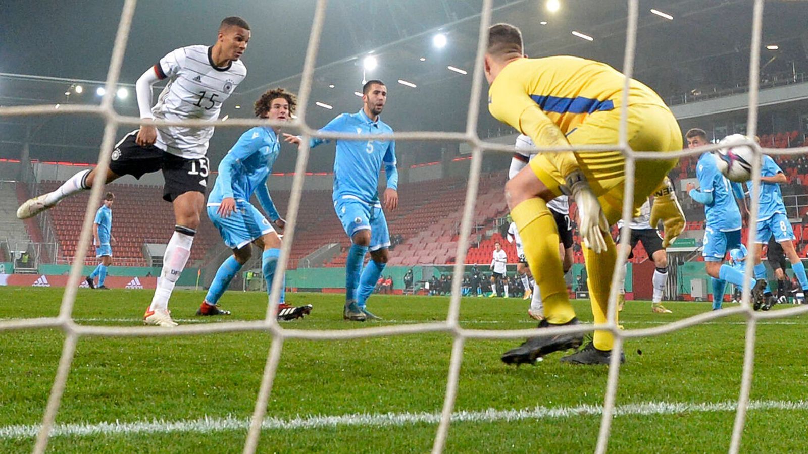 
                <strong>Die Noten der deutschen U21 gegen San Marino</strong><br>
                Die deutsche U21-Nationalmannschaft besiegt San Marino in der EM-Qualifikation souverän mit 4:0. ran hat die DFB-Youngster benotet.
              