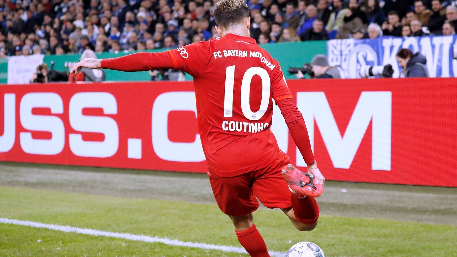 
                <strong>VERLIERER: Philippe Coutinho</strong><br>
                Aus "Respekt vor dem Spieler" stand bei der Präsentation des Bayern-Trikots von Leroy Sane keine Rückennummer auf dem Jersey. Respekt wollen die Bayern damit ihrer aktuellen Nummer 10 zollen. Philippe Coutinho wird wohl nicht bei den Bayern bleiben, seine Rückennummer ist zumindest schon neu vergeben, ob sie bei der Präsentation nun draufstand oder nicht. 
              