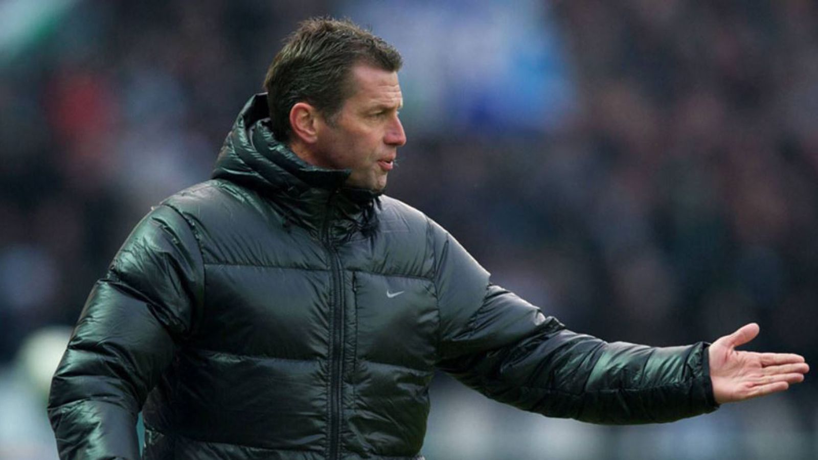 
                <strong>Platz 4: Michael Skibbe, 48 Tage</strong><br>
                48 Tage coachte Skibbe die Hertha im Frühjahr 2012. Vier Niederlagen in der Bundesliga und eine im Pokal waren zu viel für Manager Michael Preetz. Skibbe durfte wieder gehen, als Hertha noch über dem Strich stand. Den Abstieg musste dann Altmeister Otto Rehhagel verantworten.
              