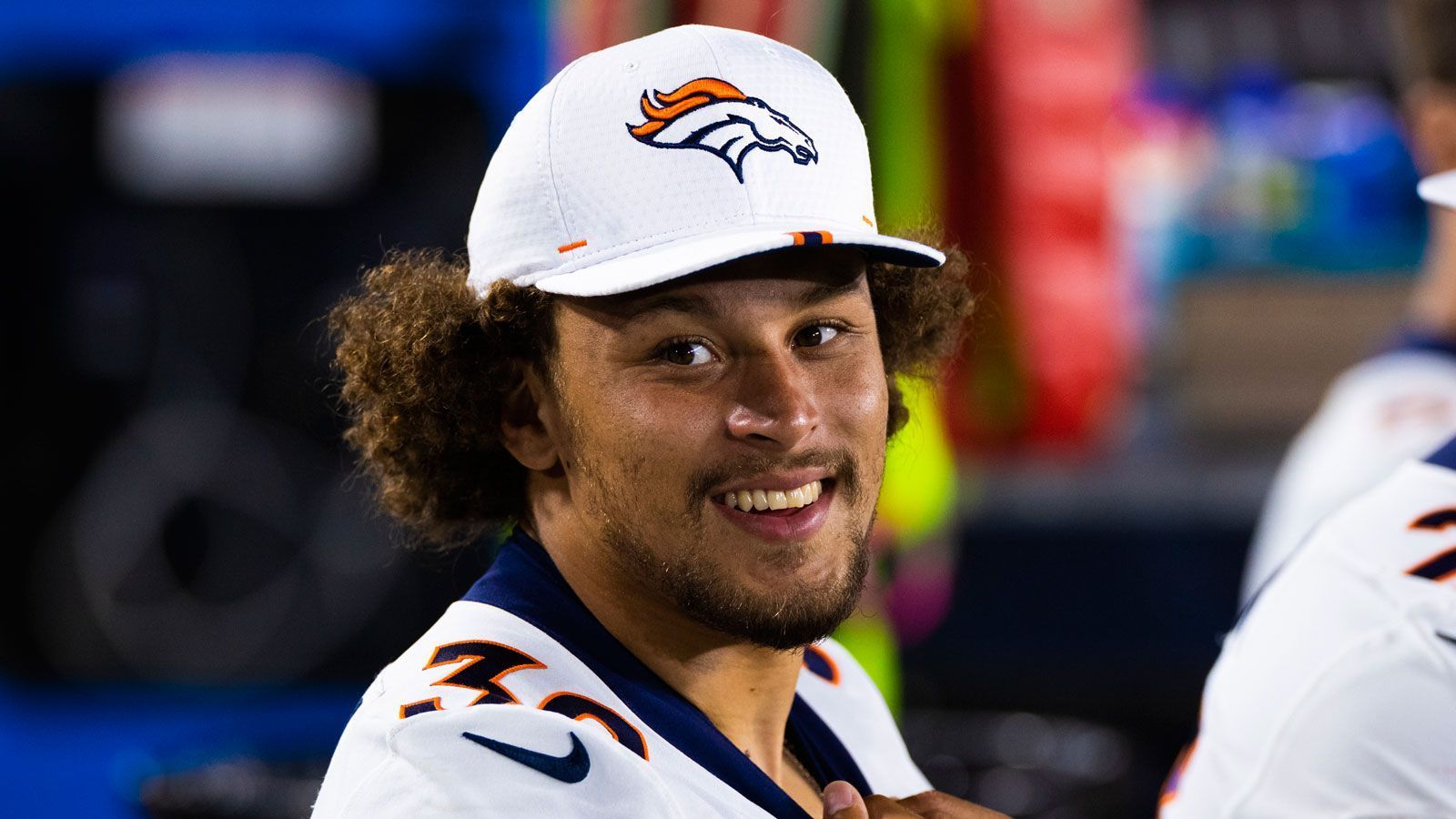 
                <strong>Phillip Lindsay (Denver Broncos)</strong><br>
                Der kleine Runningback mit der markanten Frisur ist ein echtes Eigengewächs aus Colorado. Lindsay wuchs in Denver auf und besuchte die University of Colorado at Boulder. Dort brach er mehrere Schulrekorde, unter anderem für die meisten Yards from Scrimmage während einer Collegekarriere. Als Undrafted Free Agent schaffte er es 2018 auf das Preseason-Roster der Broncos und wusste sofort zu überzeugen. Als erster undrafted Rookie überhaupt wurde Lindsay in den Pro Bowl gewählt, zudem ist er der erste undrafted Runningback in der NFL-Geschichte mit zwei 1.000 Rushing-Yards-Saisons in Folge.
              