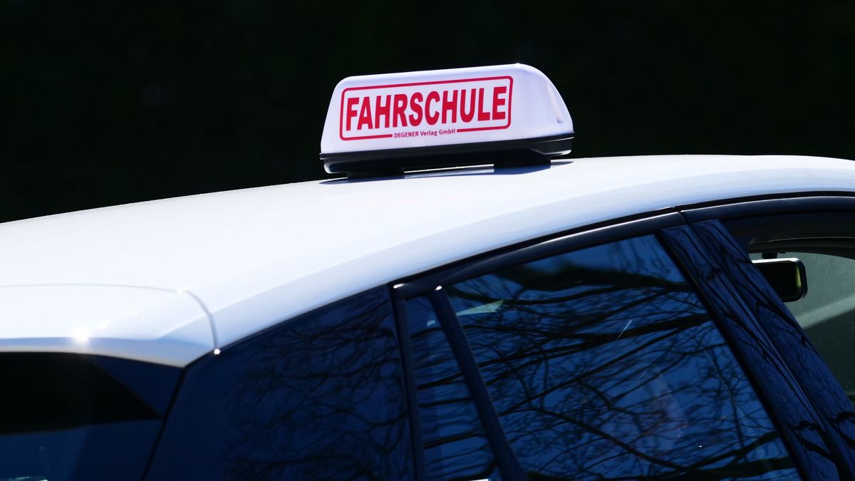 Bei der theoretischen Führerscheinprüfung wird immer häufiger betrogen, beklagt der Tüv-Verband.