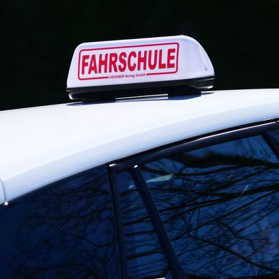 Bei der theoretischen Führerscheinprüfung wird immer häufiger betrogen, beklagt der Tüv-Verband.