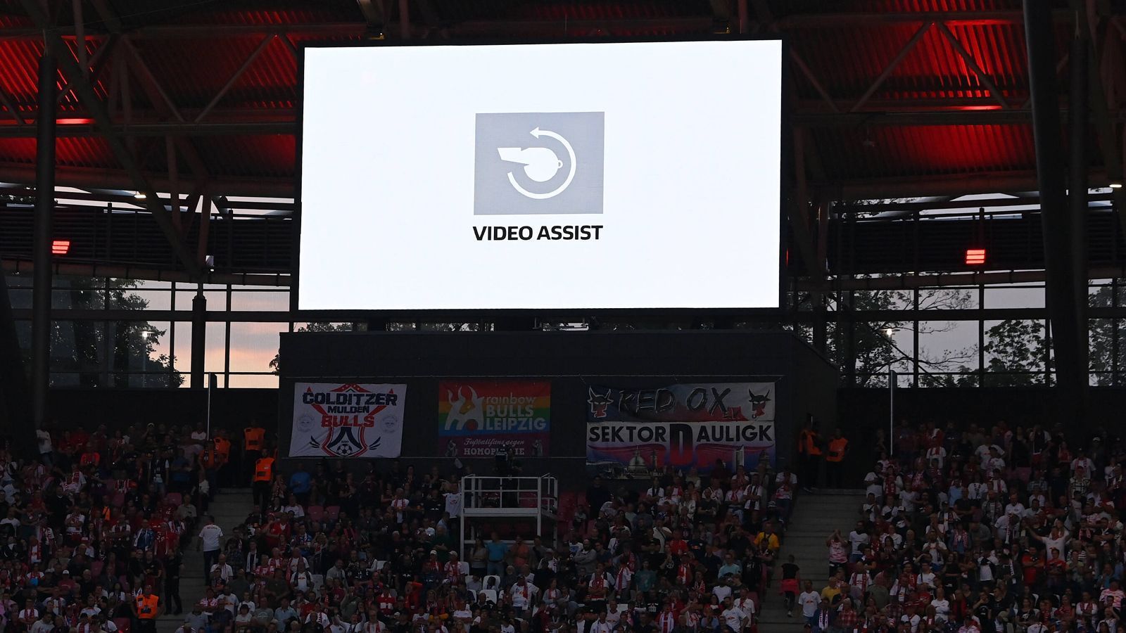 
                <strong>Verlierer: VAR</strong><br>
                Einer der größten Verlierer der Hinrunde: der Videobeweis. Immer wieder kam es in der Hinrunde - wie schon in der vergangenen Bundesliga-Saison - zu strittigen Situationen, wenn der VAR eingesetzt wurde. Fazit: Das System hat sich in der Bundesliga noch nicht eingespielt. Oft scheint es zu Komplikationen zwischen dem Schiedsrichter und den Video-Assistenten in Köln zu kommen. Die Leidtragenden sind die Spieler und Trainer auf dem Platz sowie die Zuschauer auf den Rängen und vor TV-Geräten. VAR-Projektleiter Dr. Jochen Drees fordert mehr Gelassenheit, aber ob er die in der Rückrunde bekommen wird, ist mehr als fraglich.
              