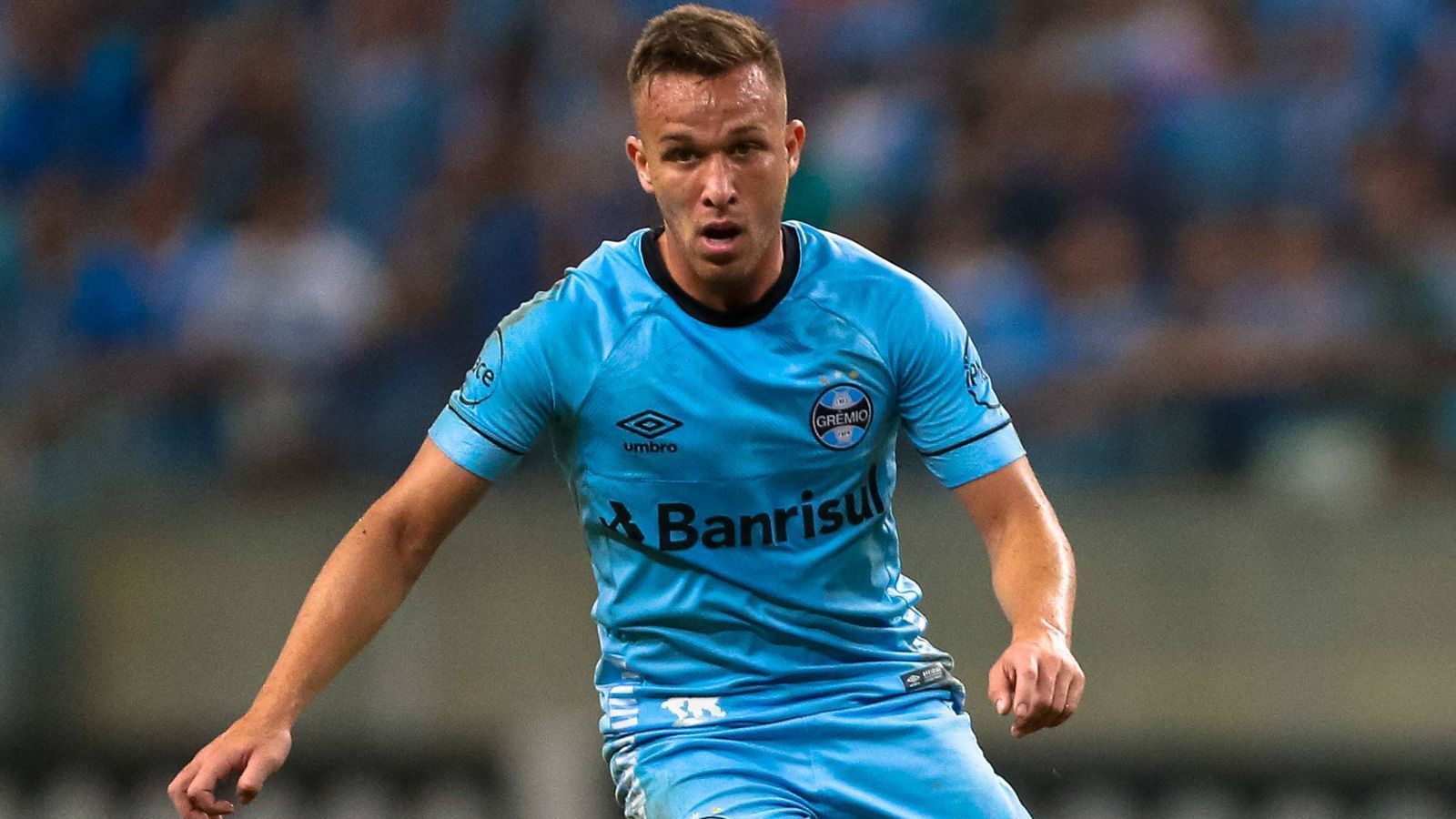 
                <strong>Arthur (Zugang FC Barcelona)</strong><br>
                Der FC Barcelona hat den ersten Zugang unter Dach und Fach gebracht. Mittelfeldspieler Arthur hat einen Vertrag bis 2023 bei den Katalanen unterschrieben. Am vergangenen Freitag hatte sich der 21-Jährigte bereits bei seinem Ex-Klub Gremio Porto Alegre offiziell verabschiedet. "Es ist kein Abschied, es ist nur ein 'Bis Bald'. Meine Geschichte mit Grêmio endet hier nicht", sagte er. Barca zahlt für seine Dienste 31 Millionen Euro plus neun Millionen Euro Nachzahlungen. Für den vorgezogenen Wechsel in diesem Sommer (geplant war Anfang 2019) gibt es sogar nochmals drei Millionen Euro oben drauf.
              