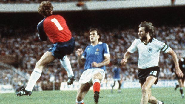 
                <strong>Schumachers brutaler Check gegen Battiston</strong><br>
                Bei der WM 1982 ist Deutschland nicht in der Opferrolle. Ein Ausflug von Torwart Toni Schumacher im Halbfinale endet mit einem üblen Check gegen Patrick Battiston. Der Franzose verliert zwei Zähne und kurzzeitig das Bewusstsein, muss runter. Der Referee ahndet die Szene überhaupt nicht, das DFB-Team gewinnt im Elfmeterschießen.
              