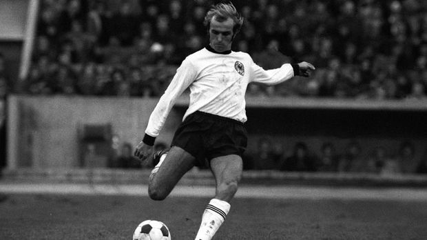 
                <strong>Erich Beer (Saison 1975/76)</strong><br>
                Erich Beer (Saison 1975/76): 12 Tore. Acht Jahre seiner Fußballkarriere absolviert Beer bei Hertha BSC. Zwölf Treffer erzielt er in den ersten zehn Spieltagen der Saison 75/76. Alleine gegen Hannover 96 triff "Ete" vier Mal. 
              