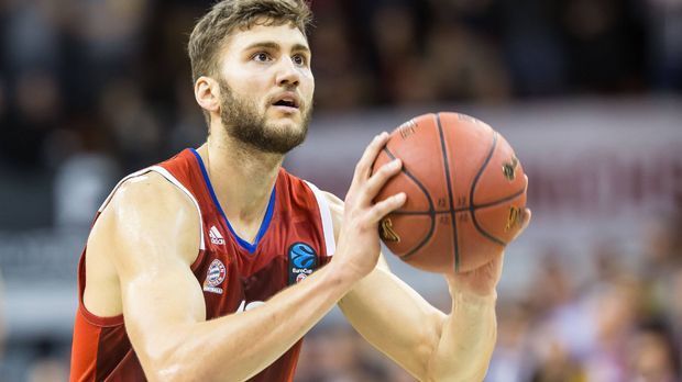 
                <strong>Maximilian Kleber (FC Bayern Basketball)</strong><br>
                Maximilian Kleber (24 Jahre, FC Bayern Basketball): "Er hat für mich auf jeden Fall das Potenzial für eine NBA-Karriere. Maxi hat den Körper und die Athletik, um in dieser Liga mithalten zu können. Aber sein allergrößter Vorteil ist sicherlich sein spielerischer IQ. Maxi hat ein überragendes Spielverständnis, das vielleicht jetzt schon besser ist, als bei so manchem NBA-Star."
              