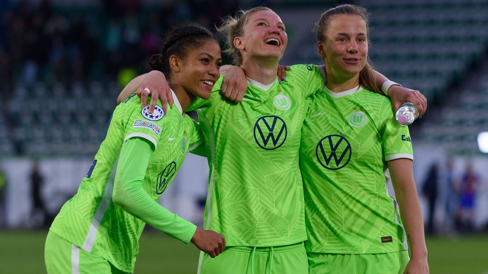 
                <strong>In der Bundesliga wird deutlich weniger gezahlt</strong><br>
                In der Frauen-Bundesliga soll das Durchschnittsgehalt bei etwa 40.000 Euro im Jahr liegen. Laut der deutschen Nationalspielerin Alexandra Popp (Foto, Mitte) ist die Spannweite groß. Im Interview mit "focus.de" erklärt sie: "Ich persönlich kann davon leben. Allerdings bin ich nicht für das Leben nach dem Fußball abgesichert. Es gibt allerdings auch Mannschaften in der Bundesliga, wo Spielerinnen nebenbei arbeiten müssen oder ein Studium machen. Es gibt in der Frauen-Bundesliga also Profis und Amateure."
              