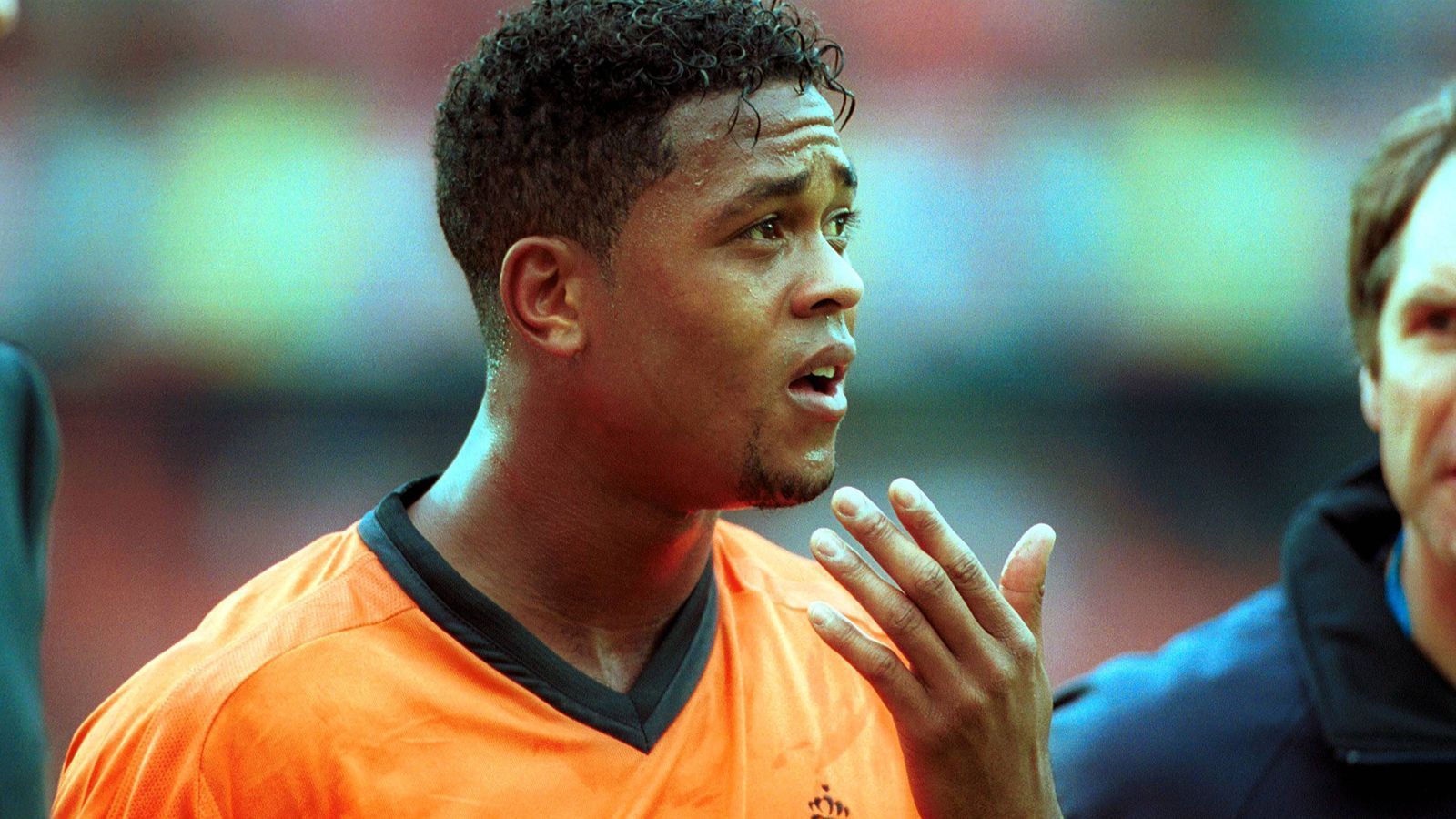 
                <strong>Patrick Kluivert</strong><br>
                Der Niederländer Patrick Kluivert galt in den späten 1990ern als eines der größten Sturmtalente Europas. Mit Ajax Amsterdam, dem AC Mailand und jahrelang auch beim FC Barcelona kickte er auf höchstem Niveau. Ab 2004 aber verglühte sein Stern mit jährlichen Vereinswechseln zu Newcastle, Valencia, Eindhoven und Lille, wo er 2008 seine Karriere beendete. Kluivert absolvierte insgesamt 79 Länderspiele für die Niederlande und erzielte dabei 40 Tore.
              