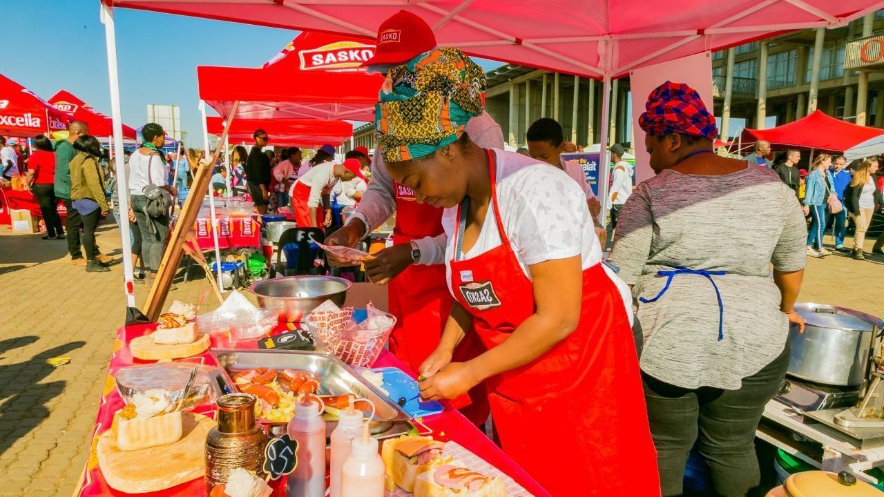 Auf einem Straßenfest im Soweto werden verschiedene Brotgerichte zubereitet.