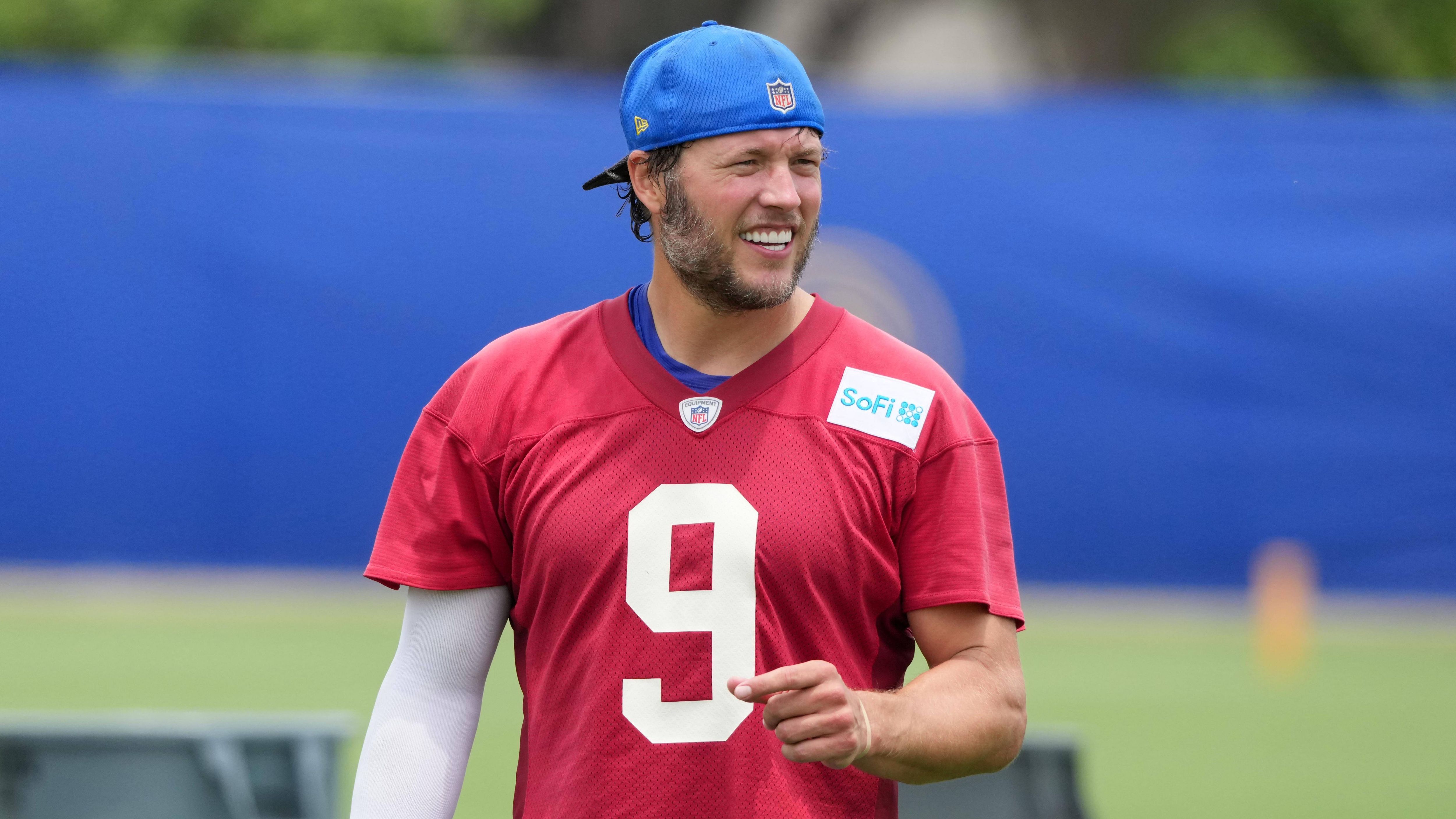<strong>Matthew Stafford (Los Angeles Rams)</strong><br>Er hat zumindest einen Zweijahresvertrag unterschrieben. Also ist ein Karriereende nach dieser Saison eher unwahrscheinlich, aber nicht ausgeschlossen. Immerhin hielten sich die Gerüchte lange, dass er die Rams verlassen könnte, um irgendwo nochmal richtig anzugreifen. Jetzt soll er in einem jungen LA-Team ein Anführer sein, ehe seine Zeit kommt. Wenn keine schwere Verletzung dazwischen kommt, dürfte er noch zwei Saisons spielen.