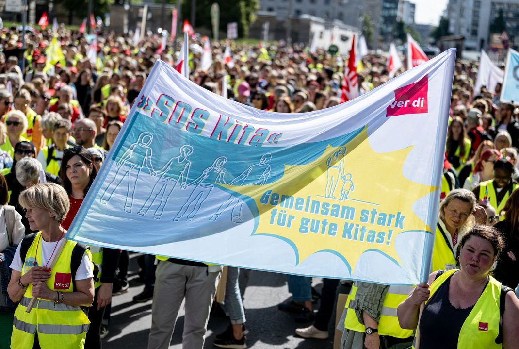 Kita-Angestellte protestieren auf einer Demonstration der Gewerkschaft Verdi.