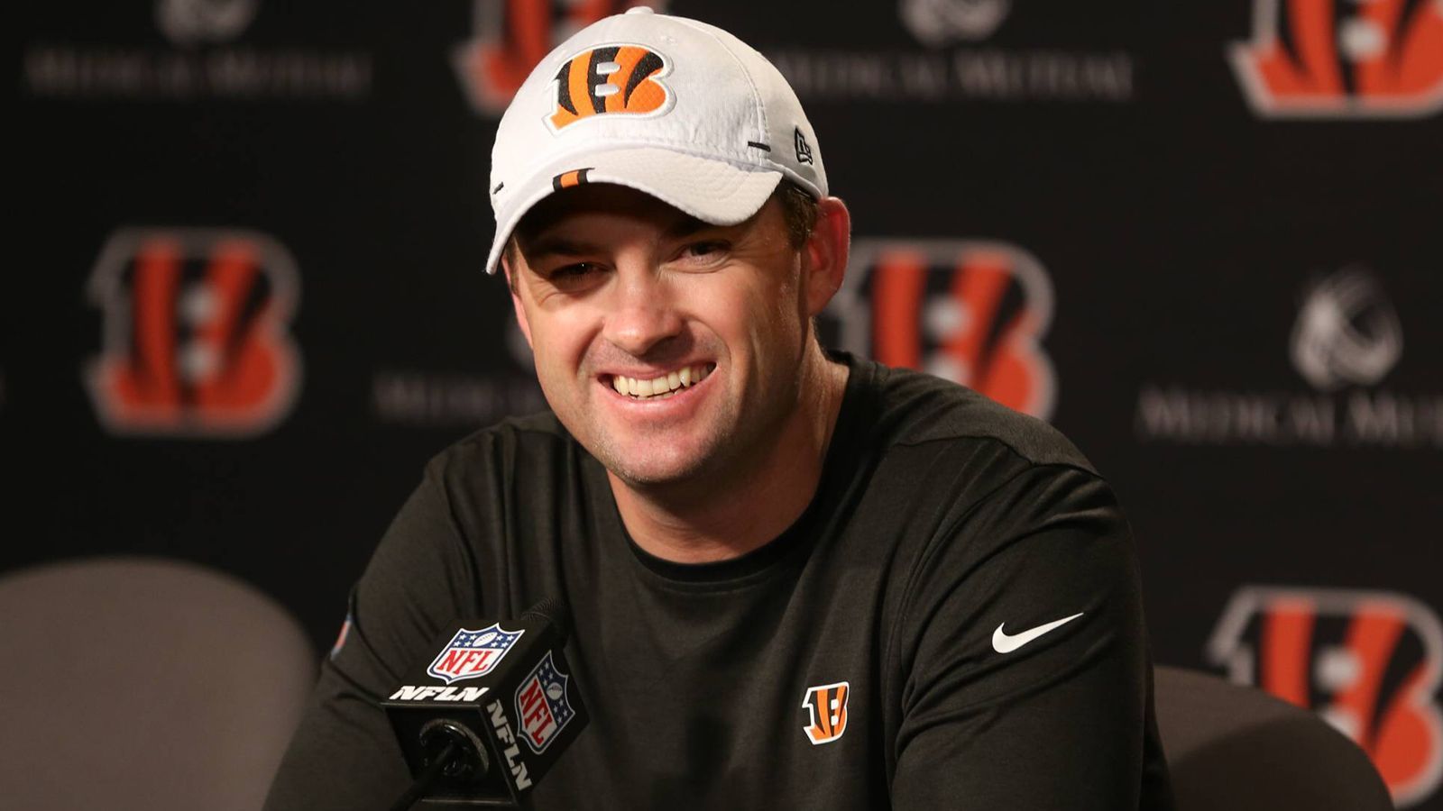 
                <strong>Ewigkeit</strong><br>
                Vor allem in Cincinnati muss man sich umgewöhnen. Erstmals seit 2002 haben die Bengals einen neuen Head Coach. Nachfolger Zac Taylor war 19, als Lewis 2003 engagiert wurde.
              