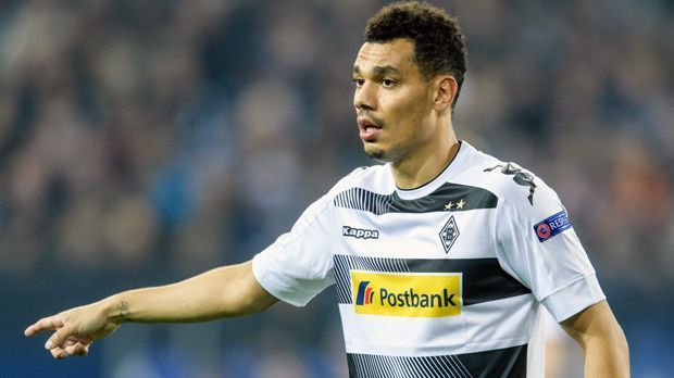 
                <strong>Flop - Timothee Kolodziejczak (Borussia Mönchengladbach)</strong><br>
                Flop - Timothee Kolodziejczak (Borussia Mönchengladbach): Die Gefahr als Flop in der Gladbacher Transferhistorie zu enden, besteht zumindest aktuell beim Innenverteidiger. Kolodziejczak kam für angebliche 7,5 Millionen Euro Ablöse von Europa-League-Sieger FC Sevilla - sportlich angekommen ist der 25-jährige Franzose aber noch nicht. Ganze acht Minuten durfte "Kolo" bislang in der Bundesliga für die Borussia ran. Kein Wunder, dass er, wenn er dann spielen durfte, eher als Unsicherheitsfaktor auffiel. Vor seinem Wechsel in die Bundesliga verlor Kolodziejczak seinen Stammplatz in Sevilla, in Gladbach ist er noch weit weg von einem solchen.
              