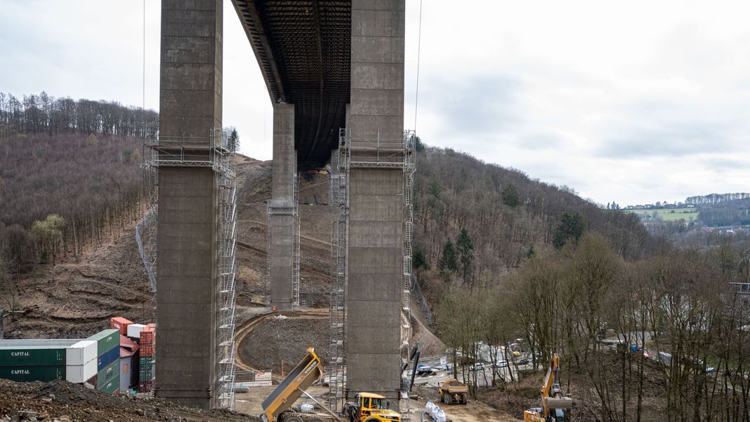 Am Sonntag (7. Mai) soll die marode Rahmede-Talbrücke der Autobahn 45 in Nordrhein-Westfalen gesprengt werden. 