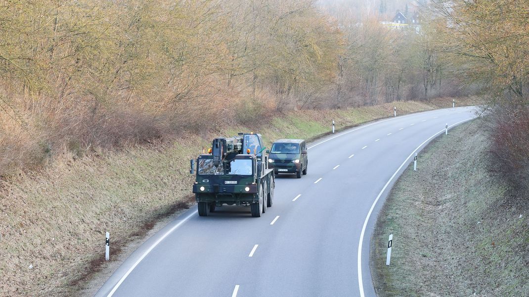 Bundeswehrfahrzeuge fahren in einem Konvoi auf einer Bundesstraße bei Amberg. Die Spione planten scheinbar Sabotagen an militärisch genutzter Infrastruktur.