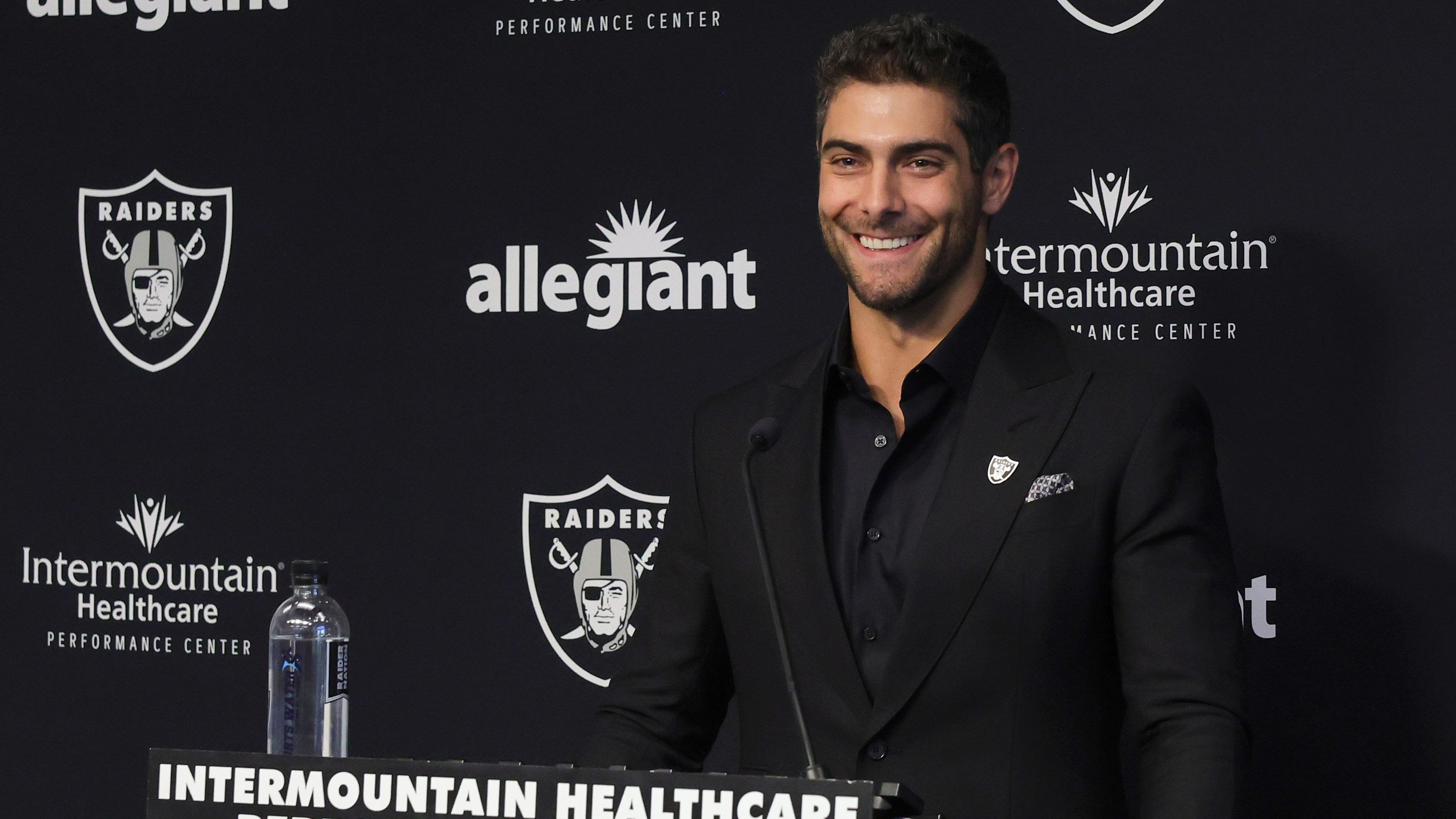 
                <strong>Wird Jimmy Garoppolo bei Verletzung entlassen? Die Quoten der möglichen Nachfolger</strong><br>
                Jimmy Garoppolo hat erst vor dieser Saison einen Vertrag bei den Las Vegas Raiders unterschrieben - und doch besteht die Möglichkeit, dass der Quarterback kein einziges Spiel für die Franchise bestreiten wird. Die Raiders haben sich aufgrund Garoppolos großer Verletzungsanfälligkeit für alle Fälle abgesichert. Im Garoppolo-Vertrag soll einem Bericht von "ProFootballTalk" nach eine Klausel stehen, die es der Franchise ermöglicht, den 31-Jährigen zu entlassen, sollte er sich erneut am Fuß verletzen.
              