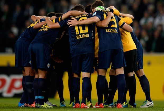 
                <strong>Borussia Mönchengladbach - Eintracht Braunschweig 4:1</strong><br>
                Einschwören auf den ersten Bundesligasieg seit mehr als 28 Jahren: In Mönchengladbach unternimmt Aufsteiger Eintracht Braunschweig den sechsten Anlauf für einen Dreier
              