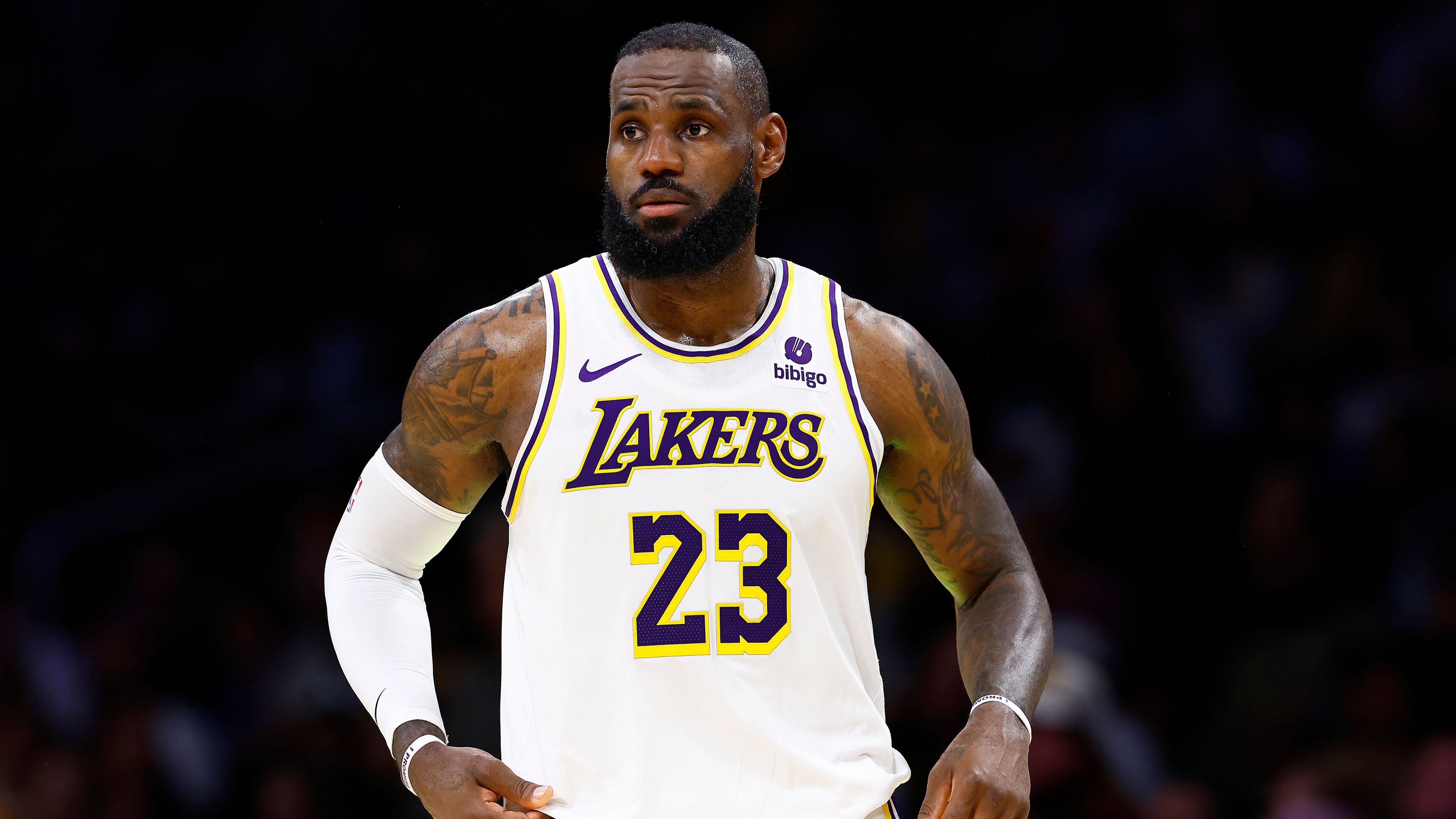 <strong>NBA: Wohin zieht es LeBron James? Die Wettquoten</strong><br>Wenn der "King" im kommenden Sommer seine Spieleroption über 51 Millionen Dollar nicht zieht, wird er zum Free Agent. Aktuell spielt der Superstar bei den Los Angeles Lakers, jedoch kommt auch sein <a data-li-document-ref="380890" href="https://www.ran.de/sports/basketball/nba/news/nba-bronny-james-entscheidung-ueber-draft2024-gefallen-380890">Sohn Bronny diese Offseason in die Liga</a>. Dass er unbedingt mit diesem spielen wolle, machte LeBron schon immer deutlich. Wo zieht es James hin? <em><strong>ran</strong></em> zeigt die Wettquoten! (Quelle: Draftkings, Stand 29.05.2024)