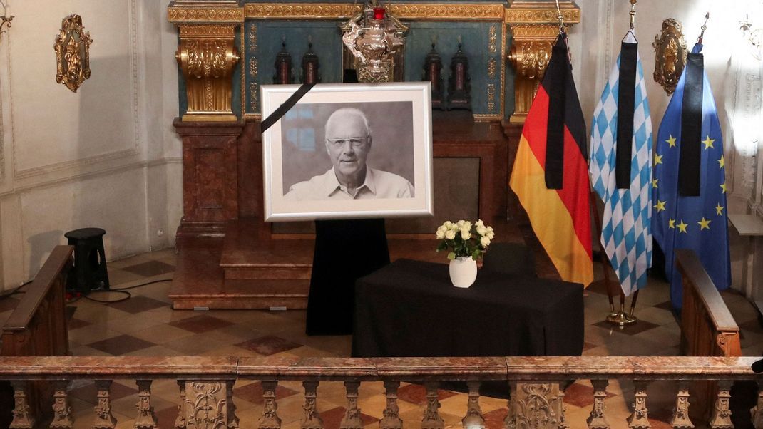 Der Kaiser, Franz Beckenbauer, ist in aller Stille und im engsten Kreis in seiner Geburtsstadt München beigesetzt worden.