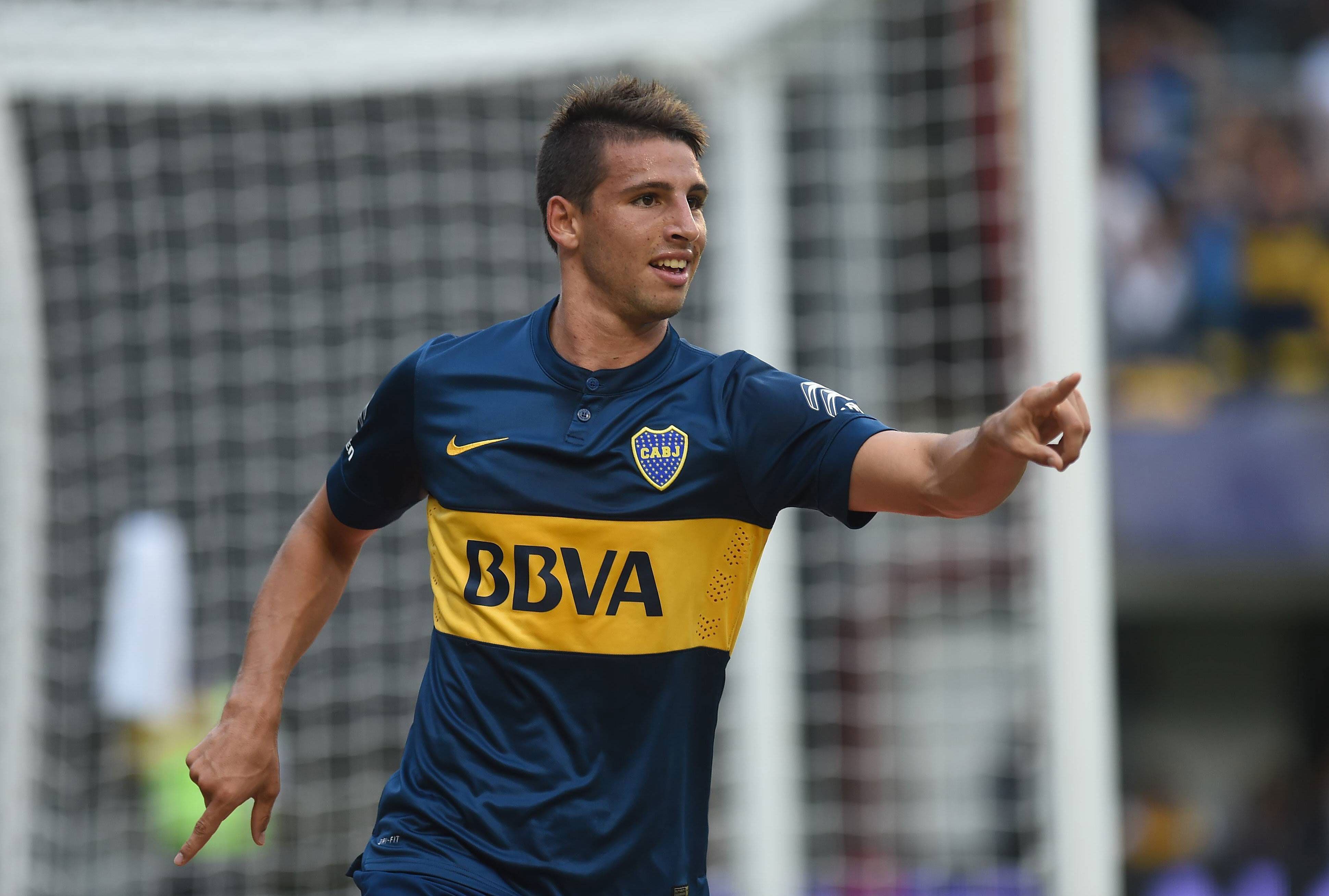 
                <strong>Jonathan Calleri (Boca Juniors)</strong><br>
                Doch vor allem in der Offensive will der BVB aufrüsten und soll dabei Jonathan Calleri von den Boca Juniors im Auge haben. Der argentinische Stürmer gilt als großes Talent und erzielte wettbewerbsübergreifend 13 Tore in 37 Spielen. (Quelle: Pasion Libertadores)
              