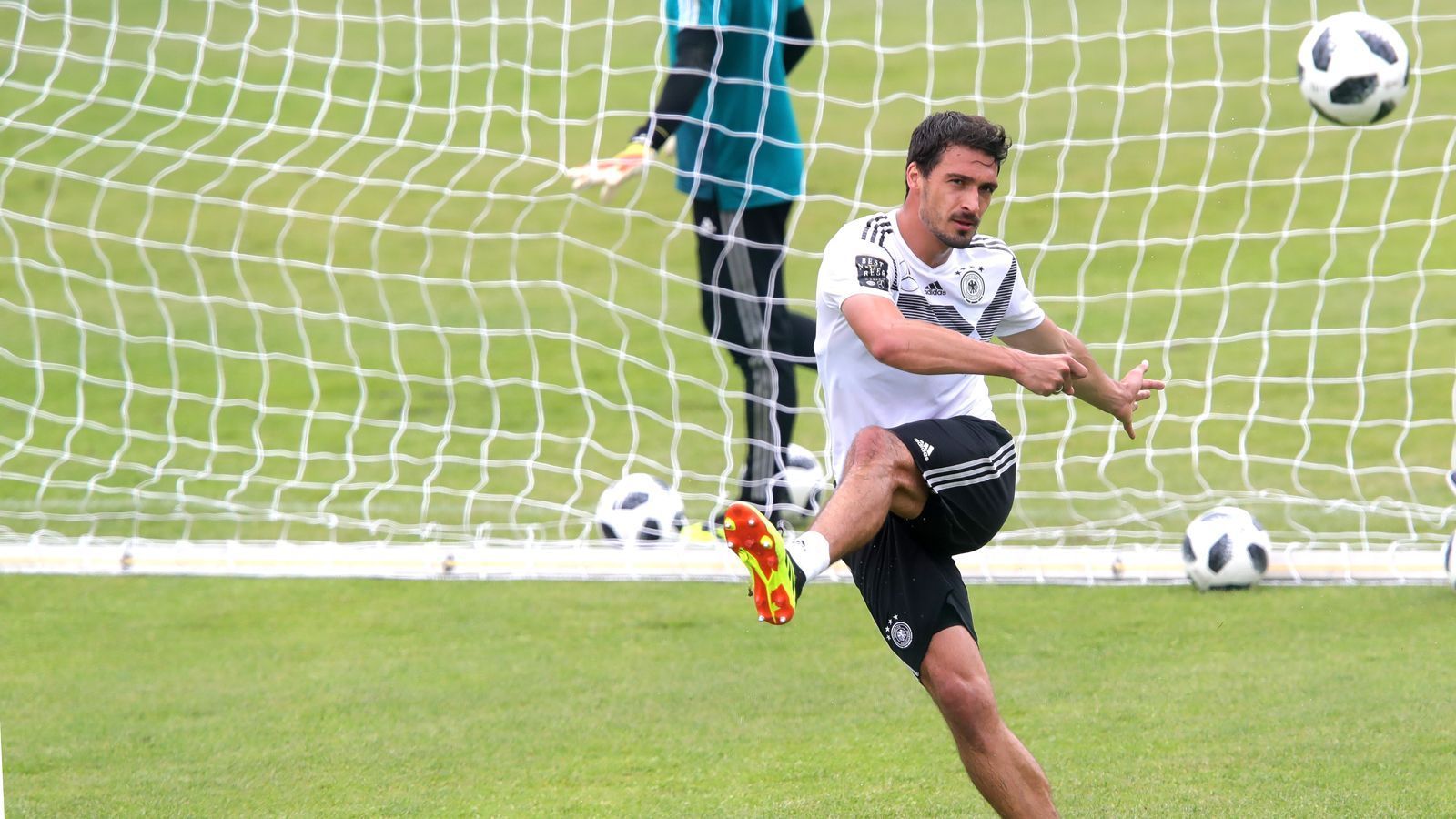 
                <strong>Mats Hummels</strong><br>
                Robust im Zweikampf, clever im Stellungsspiel, wichtig bei offensivem und defensivem Kopfball, überragende Spieleröffnung: Ein Hummels in Topform ist aus keiner Elf wegzudenken. Zuletzt zwar mit einigen Wacklern, aber natürlich gegen Mexiko dabei.
              