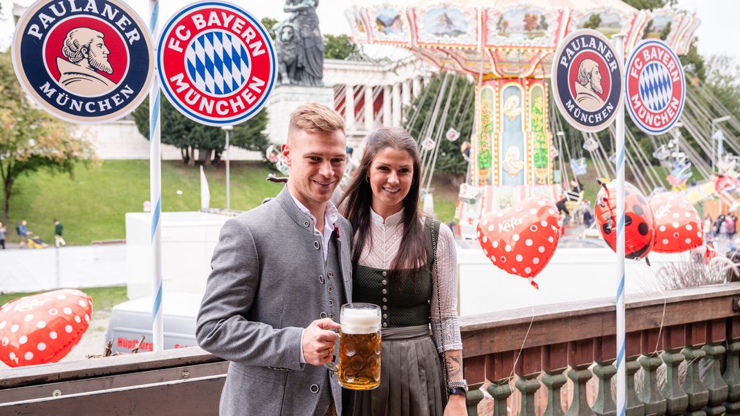 Joshua Kimmich mit seiner Frau Lisa auf dem Oktoberfest 2022.