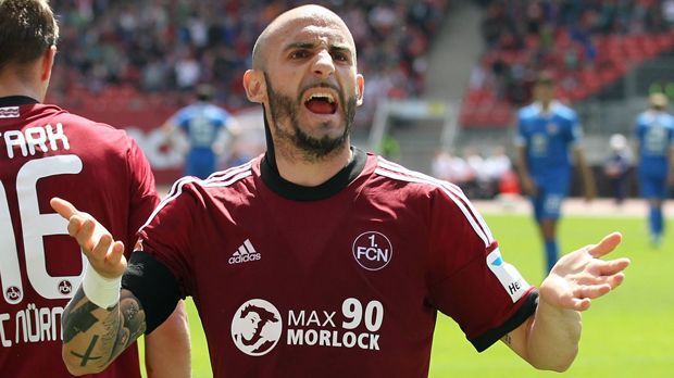 
                <strong>Javier Pinola (1. FC Nürnberg)</strong><br>
                Ein Jahrzehnt schnürte der Argentinier Javier Pinola für den 1. FC Nürnberg die Schuhe und musste in dieser Dekade gleich zwei Mal den Gang in die 2. Bundesliga antreten. Dennoch blieb der Außenverteidiger dem "Club" stets treu. Neben 203 Bundesliga-Einsätzen lief Pinola 58 Mal für die Franken in der 2. Liga auf, ehe es 2015 zurück in die Heimat ging. Heute spielt der 35-Jährige für River Plate in Buenos Aires. 
              