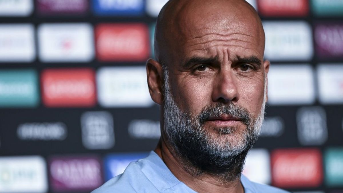 Manchester Citys Trainer Pep Guardiola