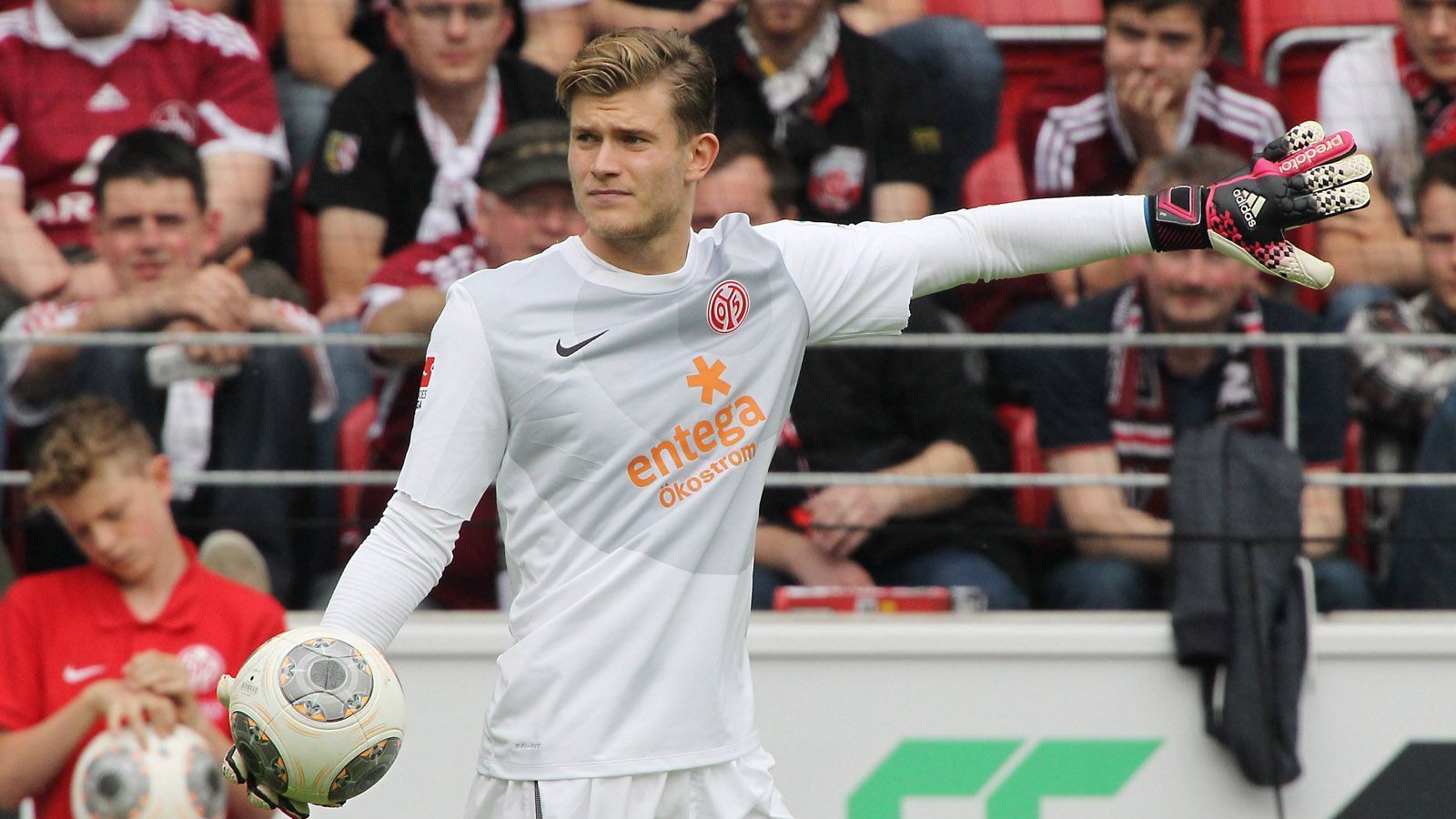 
                <strong>Aus der City-Jugend in die Bundesliga</strong><br>
                Mit zwölf Jahren startete Karius seinen Traum vom Fußballprofi in der Jugend des VfB Stuttgart. Mit 16 wechselte er für eine Ablöse von 225.000 Euro in die U18 von Manchester City. Dort schaffte er es bis in die 2. Mannschaft, ehe der 1. FSV Mainz 05 den jungen Keeper als Backup für Heinz Müller und Christian Wetklo verpflichtete. 
              