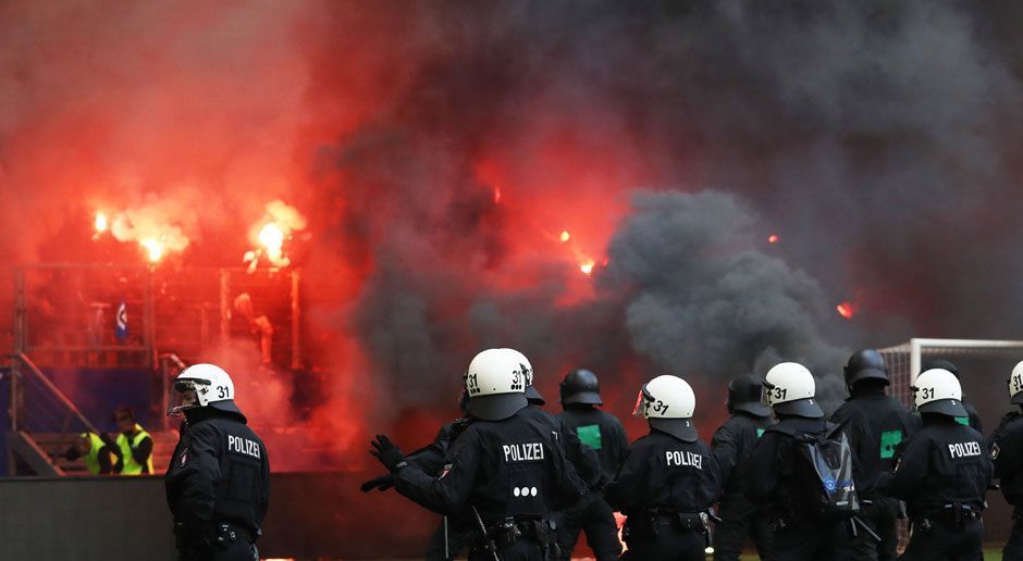 
                <strong>Bengalos im Hamburger Block</strong><br>
                Bengalos im HSV-Block überschatteten den ersten Abstieg der HSV-Geschichte.
              