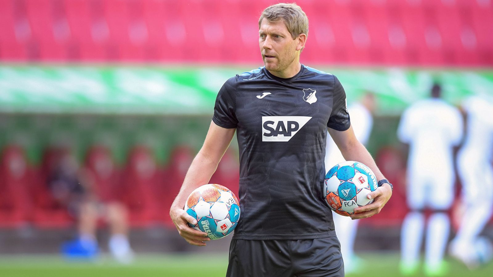 
                <strong>FC Bayern zahlt Ablöse für Wunschkandidat Rechner</strong><br>
                Für den Nagelsmann-Vertrauten Rechner greift der FC Bayern laut Medienberichten tief in die Tasche. Um den Torwarttrainer aus seinem noch bis 2026 laufenden Vertrag bei der TSG rauszukaufen, soll laut "Sky" eine Ablösesumme im sechsstelligen Bereich nach Sinsheim fließen. 
              