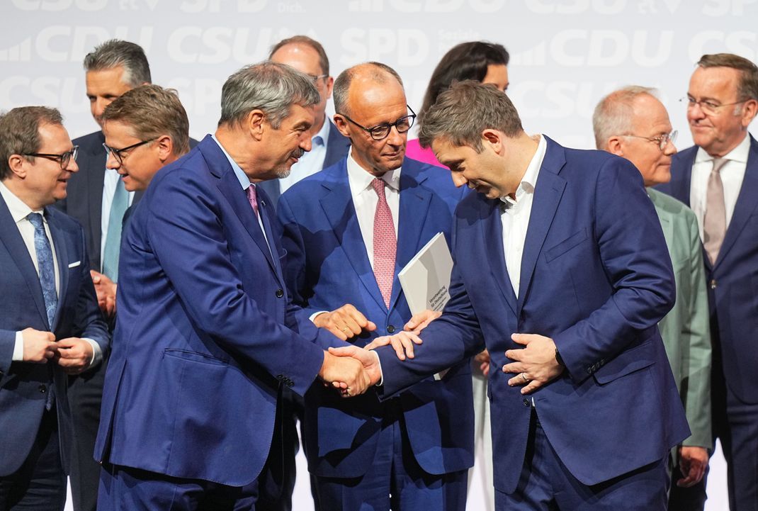 Die schwarz-rote Koalition steht: Markus Söder (Vierter von links), Friedrich Merz&nbsp; (Mitte) und Lars Klingbeil (Dritter von rechts) sind sich einig.